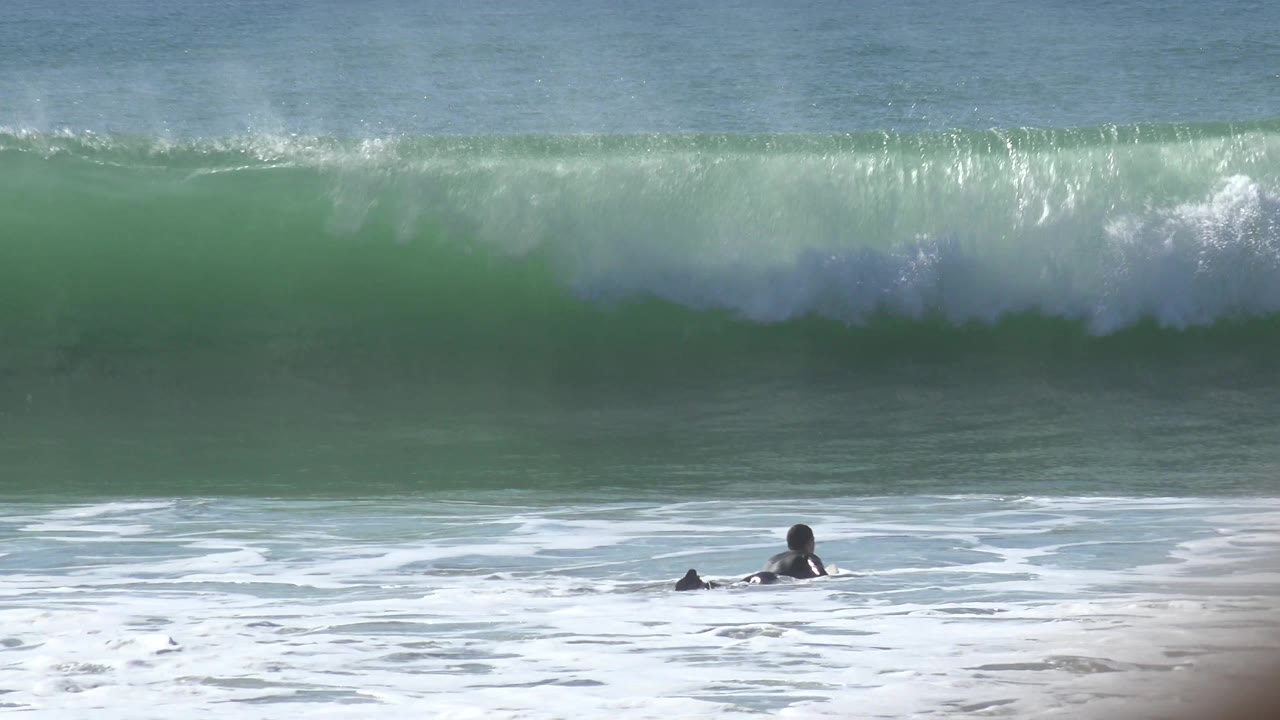 Whitewater breaking across the wave