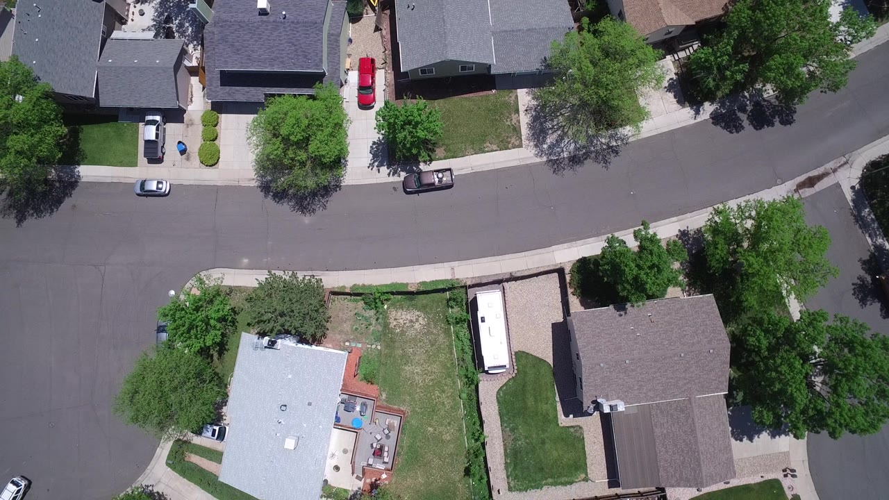 Top-down view of a residential street bend and houses