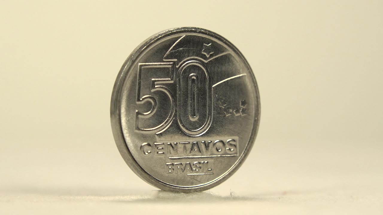 Close view of a Brazilian 50 centavos coin face.