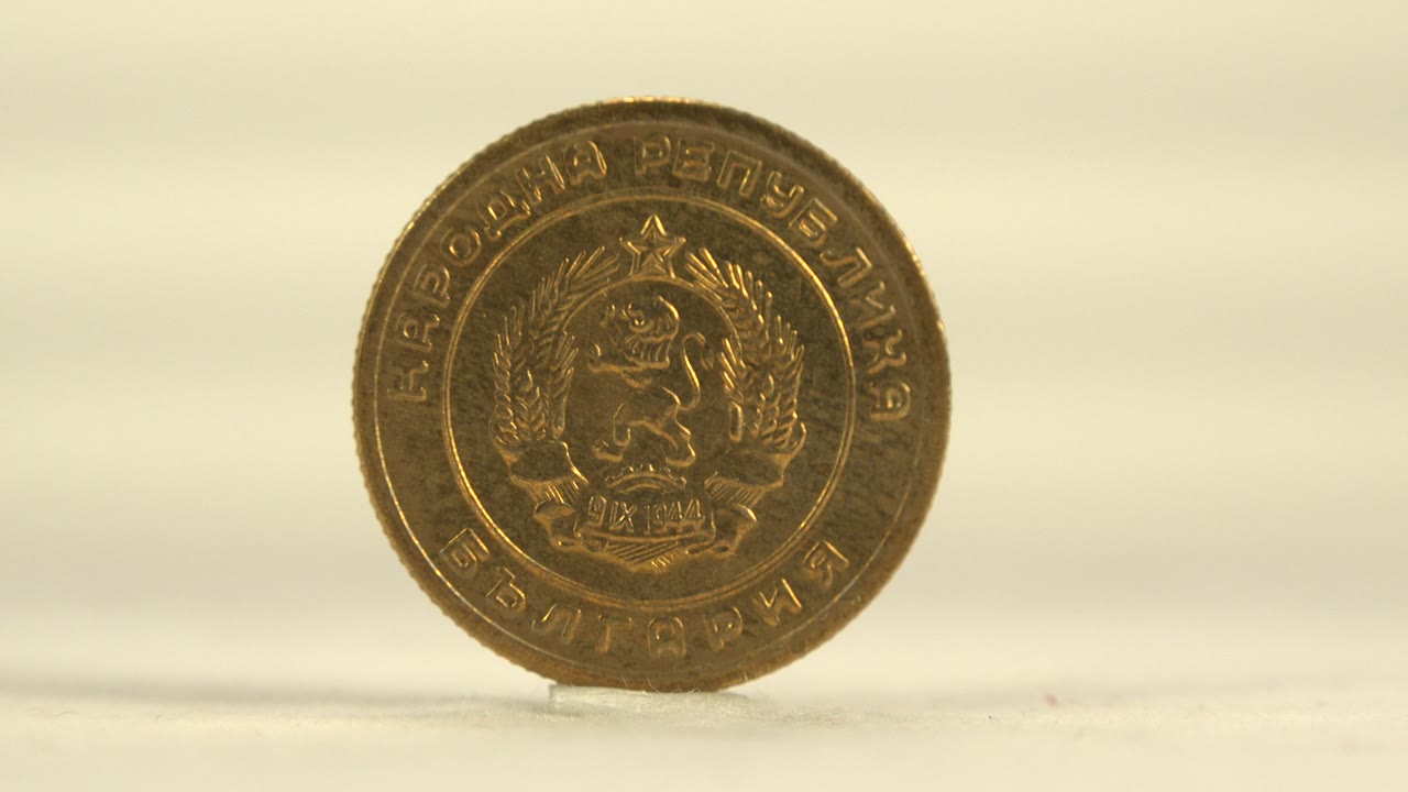 Upright coin still facing forward with crest detail visible.