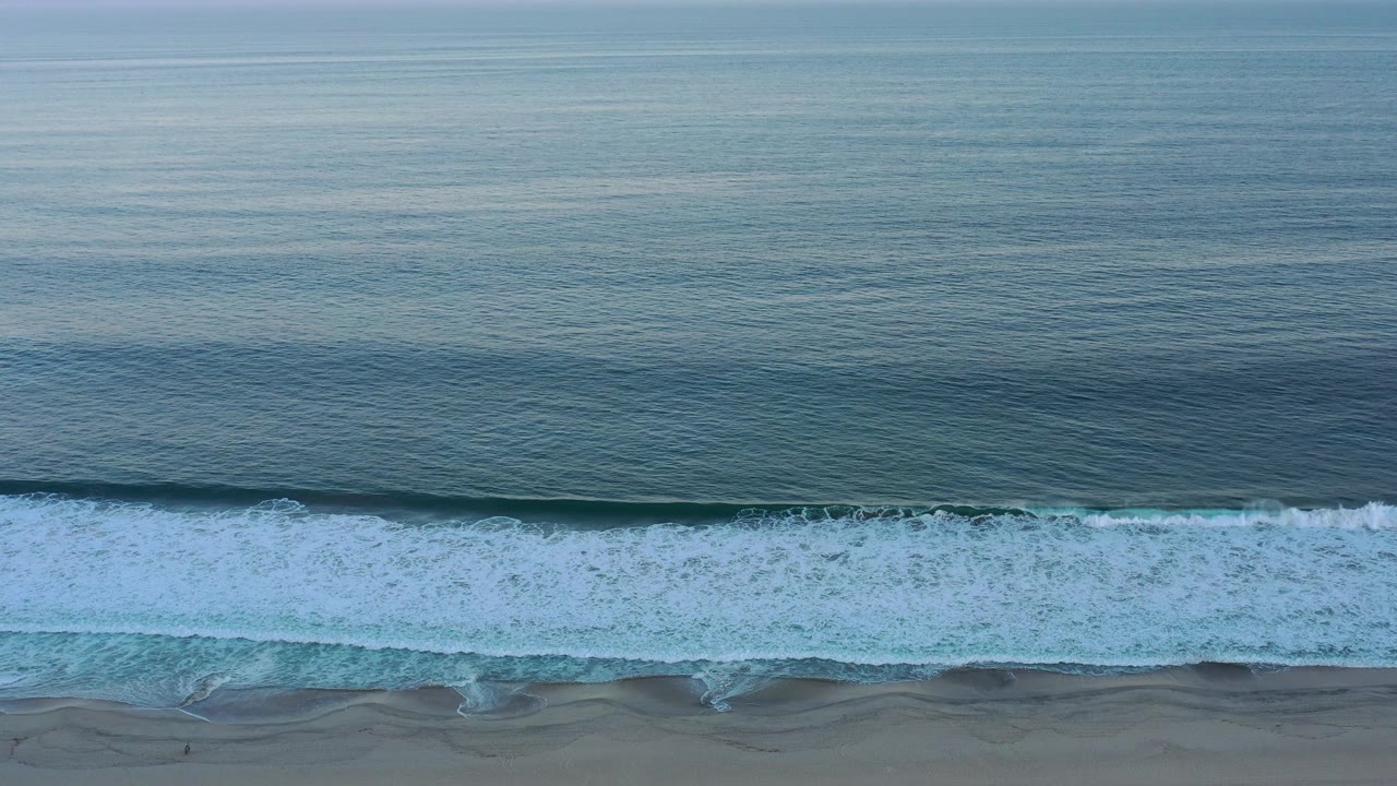 Ocean surface above a breaking wave near shore