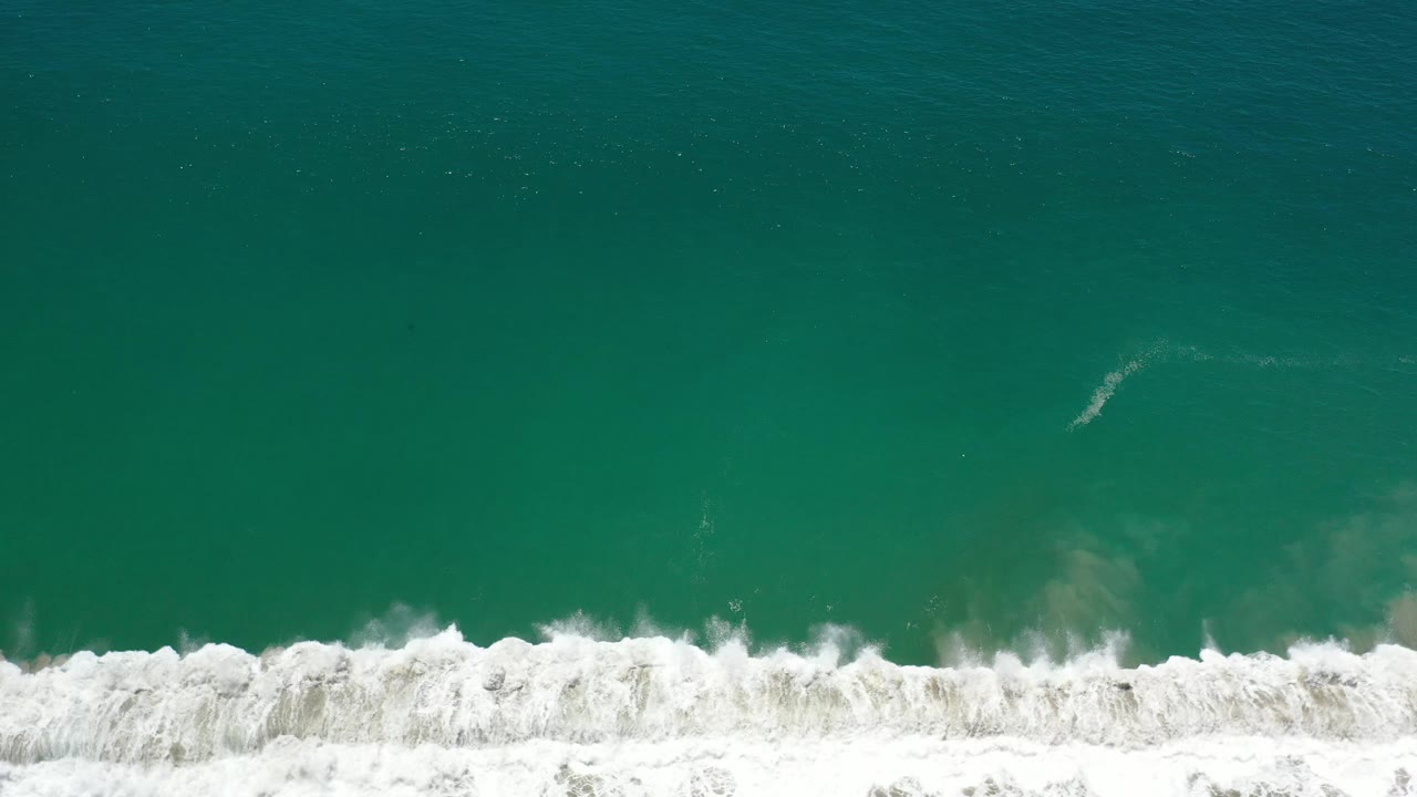 Top-down sea surface with a bright horizontal breaker