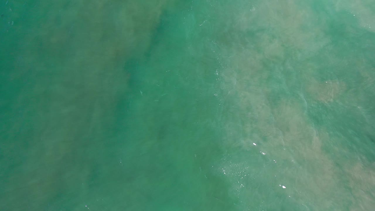 Turquoise water with diagonal pale underwater haze