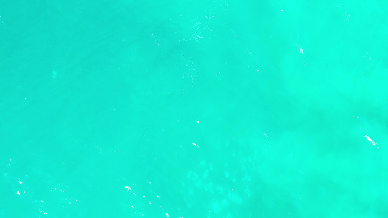 Bright turquoise water with diffuse underwater shapes