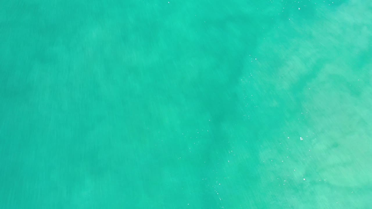 Turquoise water with pale underwater patterns