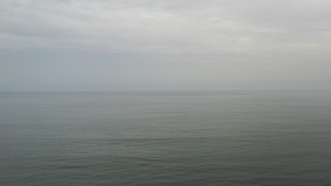 Gray ocean horizon under an overcast sky