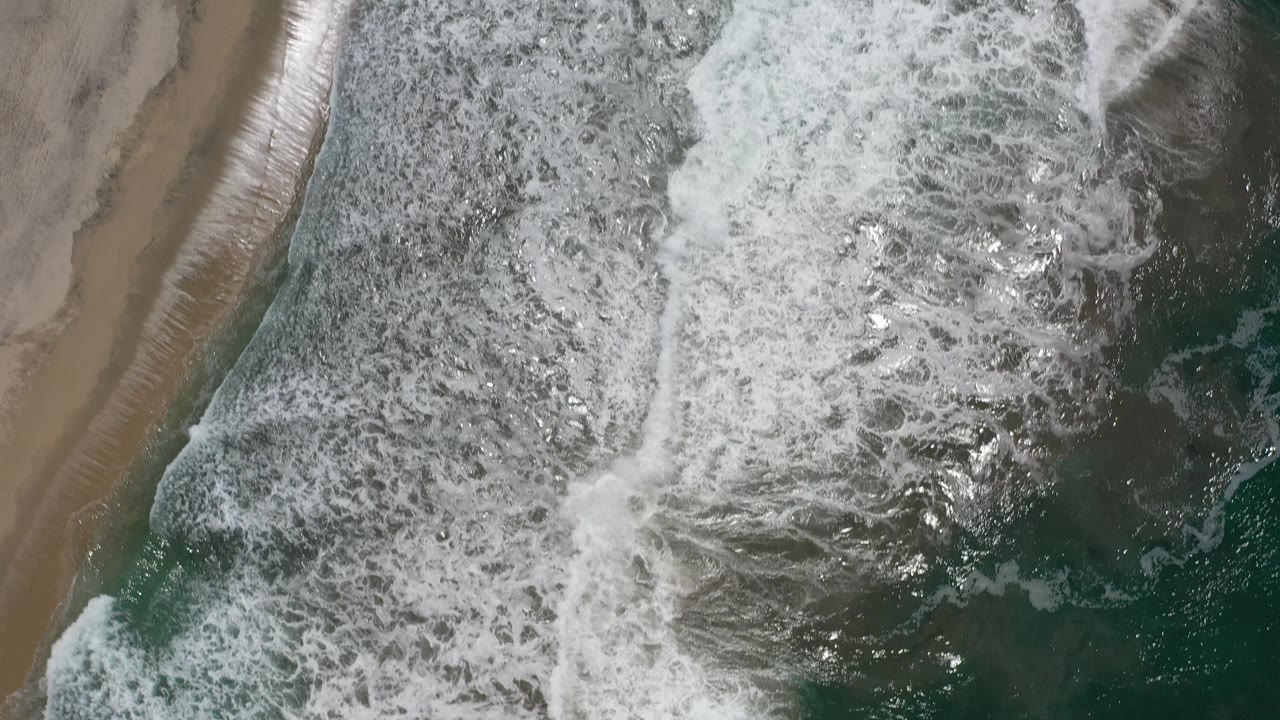 Breaking wave filling the center of the shoreline