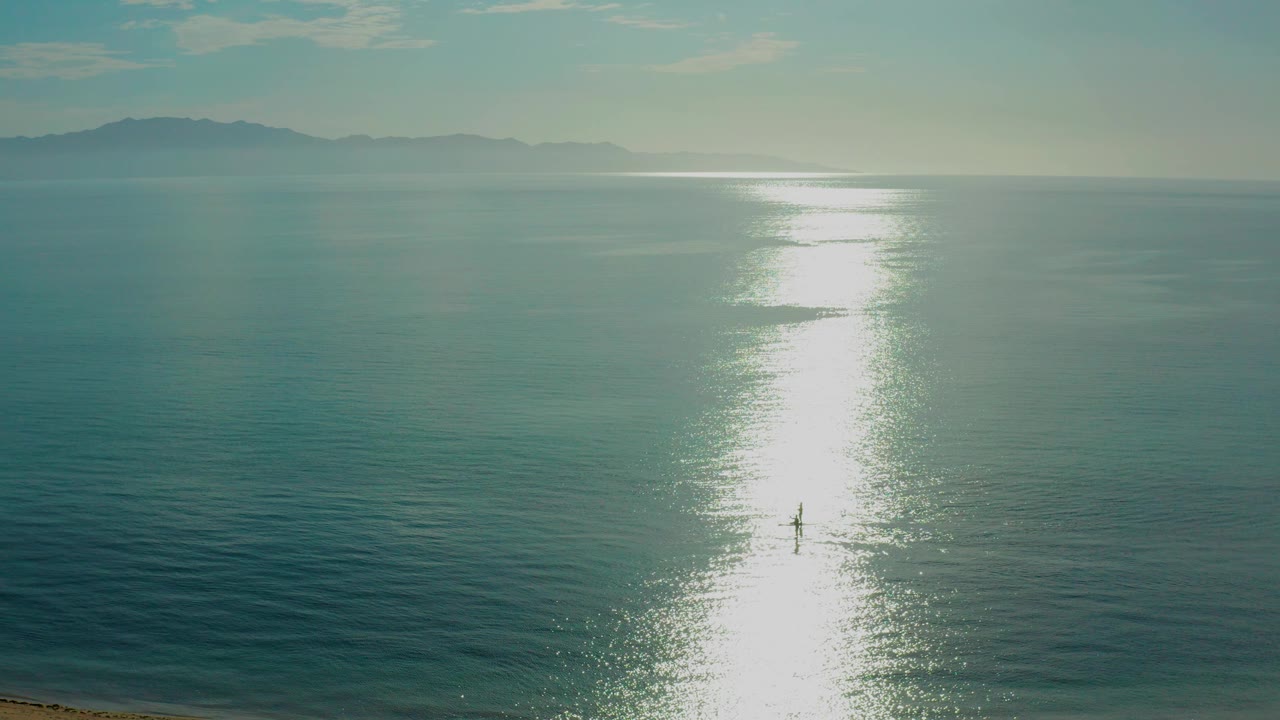 At 0:00, El Sargento La Ventana ocean water fills the frame with a bright vertical moon reflection, distant mountains along the horizon, and no identifiable people.