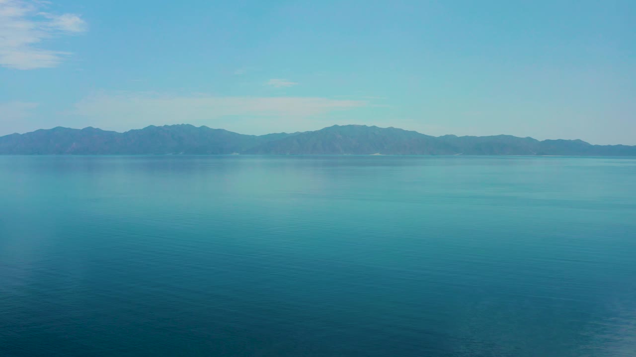 Mid-clip view of El Sargento La Ventana water, with a continuous mountain line across the background and no visible people, boats, or buildings.