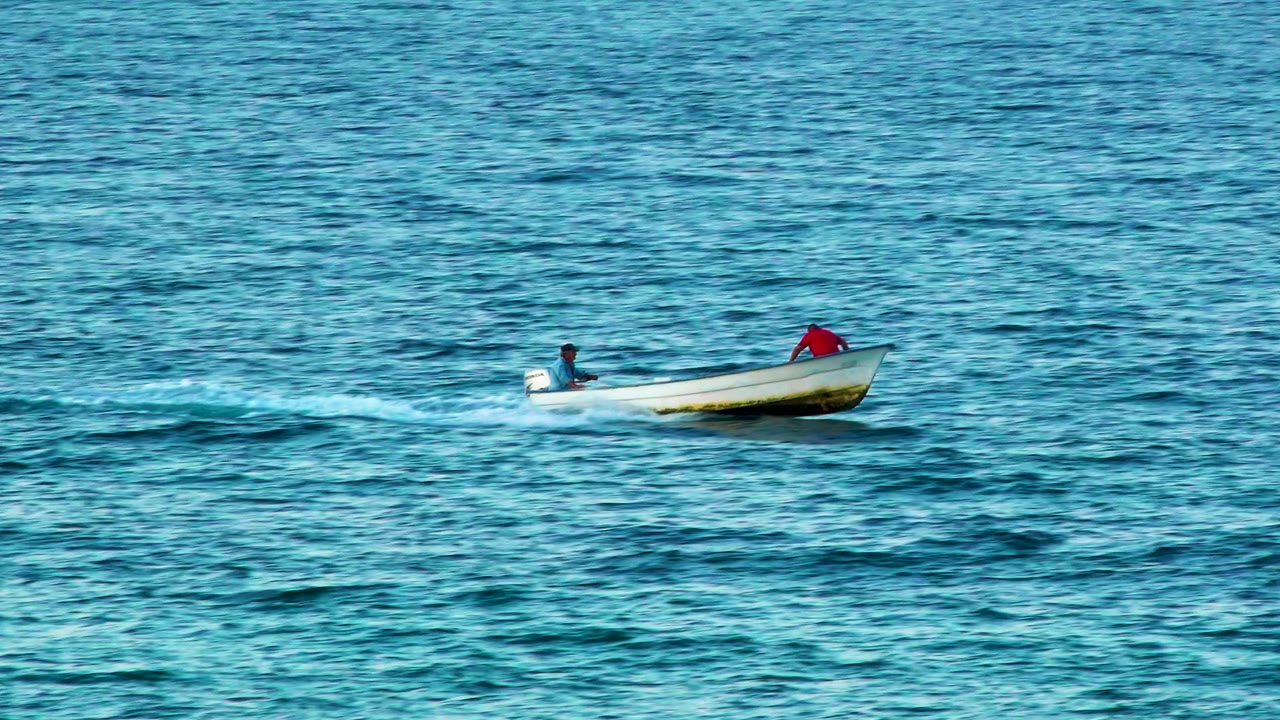 At 0:02 in El Sargento La Ventana, Mexico, the white boat appears farther right in the composition with a light wake trailing behind the outboard motor.