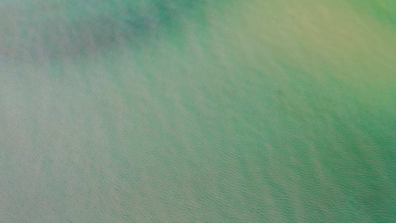 At 0:02, the abstract La Ribera view contains a blue green field with a brighter yellow green area near the upper edge and no visible people.