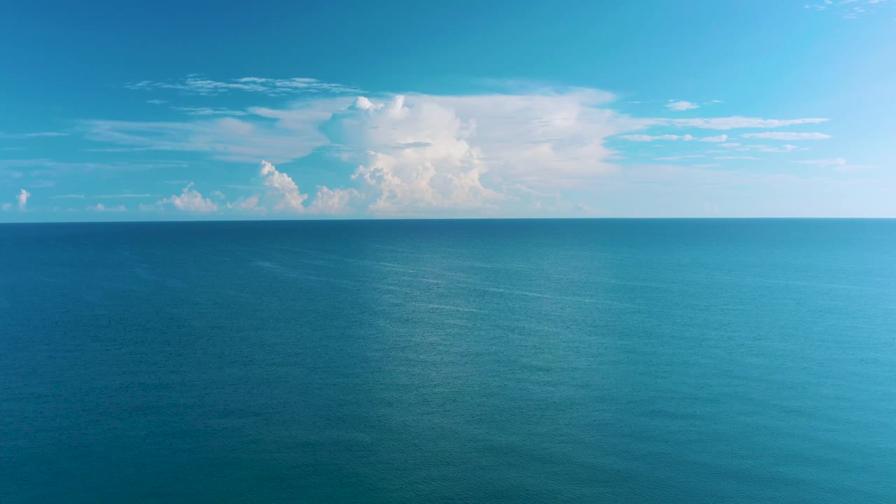 At 0:02, the La Ribera sea horizon remains clear, with darker water in the foreground, a large cloud bank left of center, and no visible people.