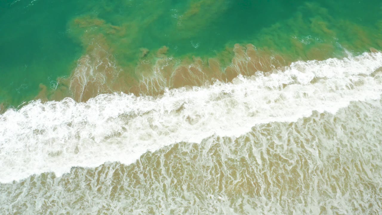 Breaking wave line seen from directly overhead