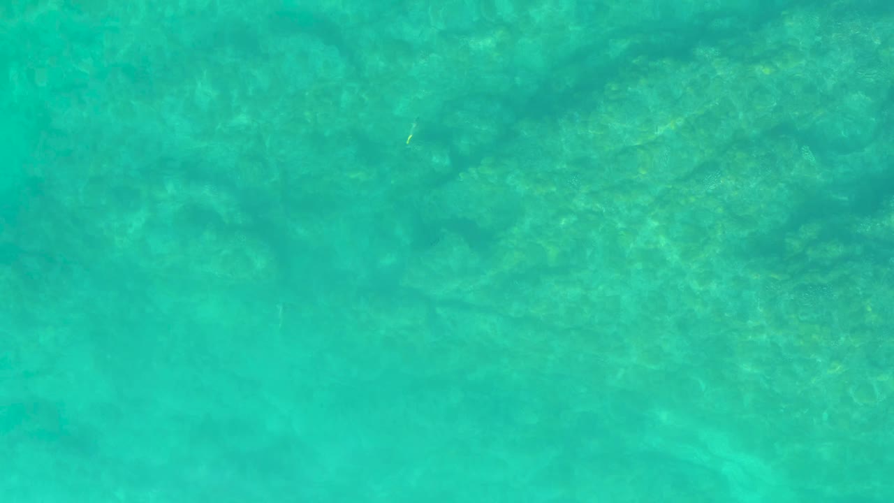 Turquoise shallow water over a rocky bottom
