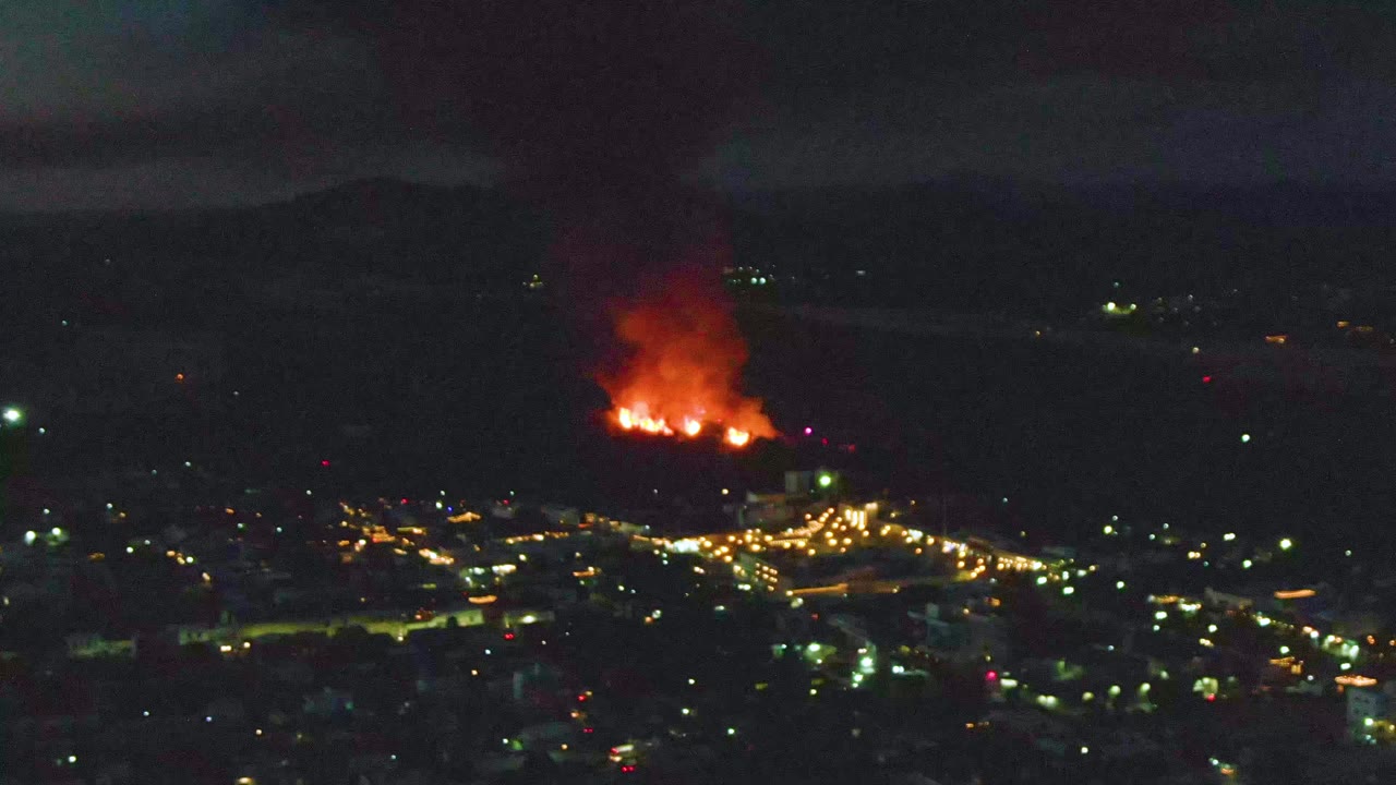 The fourth second shows the orange blaze over San Jose del Cabo with more of the glowing street pattern visible below and no visible people.