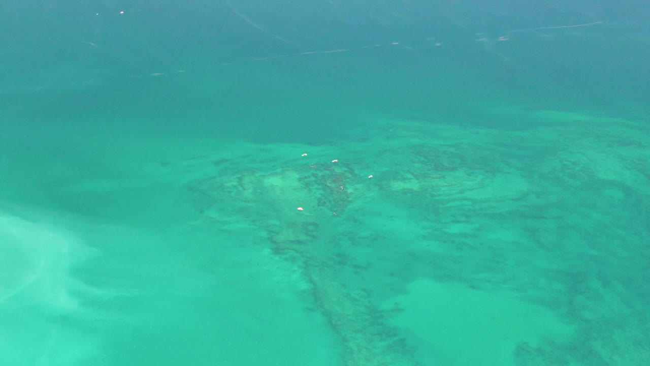 At two seconds, turquoise shallows fill the frame while darker underwater formations sit below the surface in Cabo Pulmo, with no visible people.