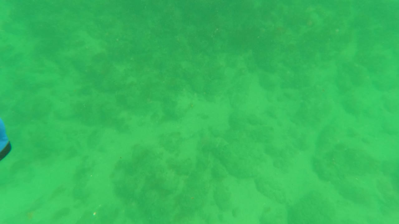 At two seconds, the frame continues across the Los Barriles seabed, with pale sand, darker rock patches, green water, and no visible people.