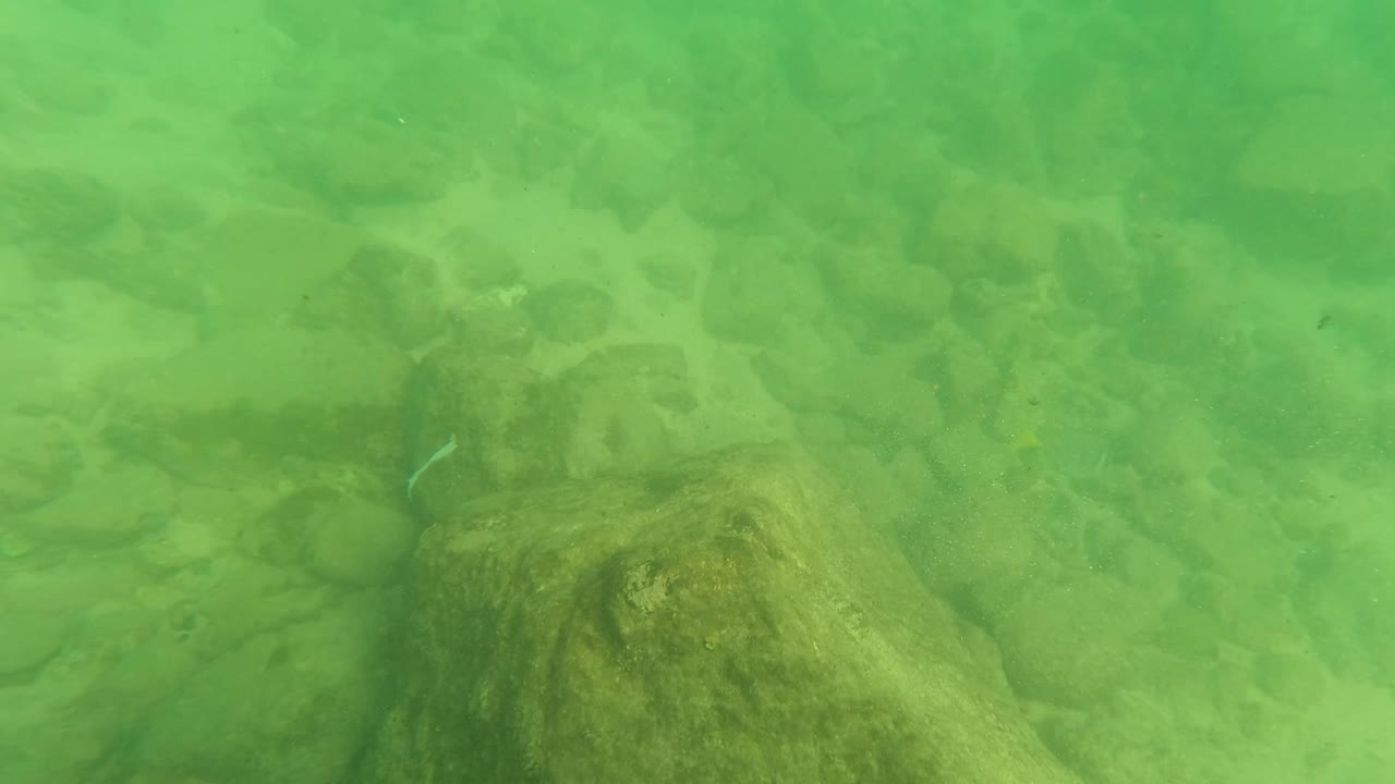 Large foreground rock and stones underwater