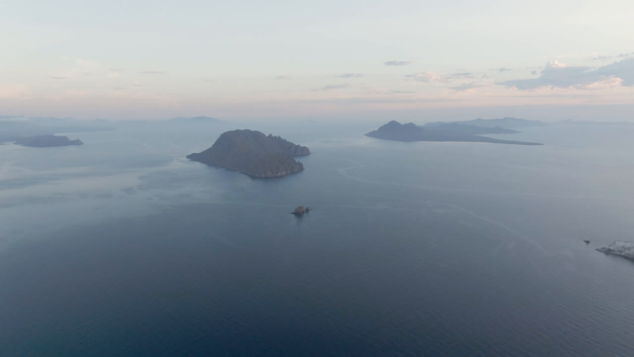 At two seconds, the high view across Danzante Bay shows the island mass to the right of center, faint islands beyond it, small boats on the water, and no visible people.