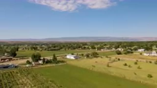PALISADES COLORADO USA-2023: Farm With A Green Field And A Few Houses