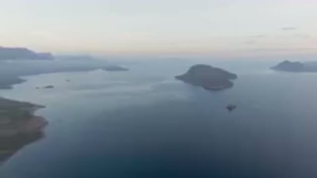 DANZANTE BAY LORETO BCS MEXICO-2023: Body of Water With a Boat in It