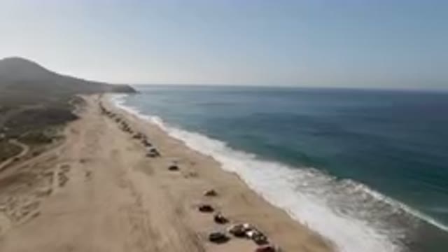 MIGRINO BCS MEXICO-2023: Arafly Beach With A Lot Of Cars Parked On It