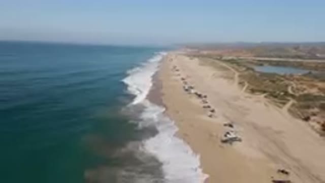 MIGRINO BCS MEXICO-2023: Arafly Beach With A Lot Of Cars Parked On It