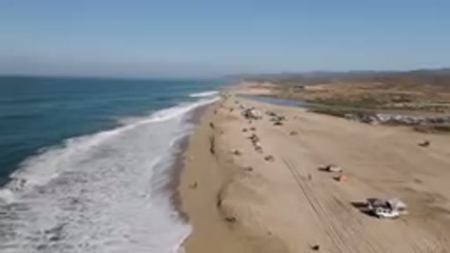 MIGRINO BCS MEXICO-2023: Arafly Beach With People Laying On The Sand And