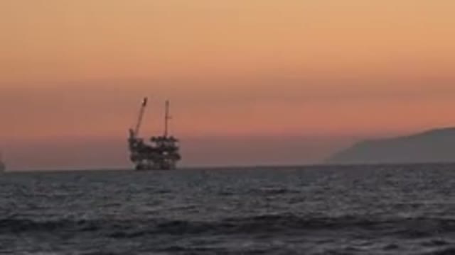 HUNTINGTON BEACH CALIFORNIA-2020: Video Of An Oil Platform That Can Be Seen Far
