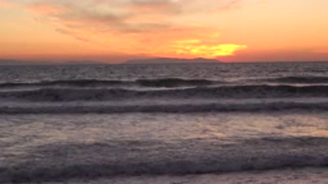 HUNTINGTON BEACH CALIFORNIA-2020: Ocean Waves and Nice Weather