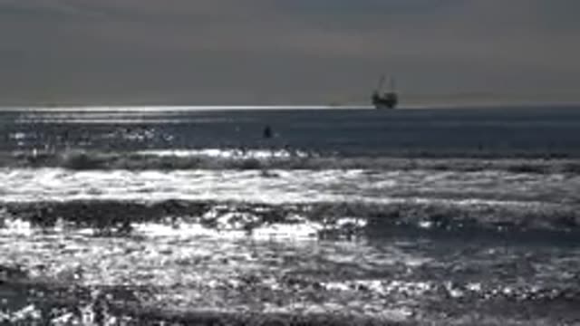 HUNTINGTON BEACH CALIFORNIA-2020: Peaceful Ocean Waves On A Beautiful Sunny Day