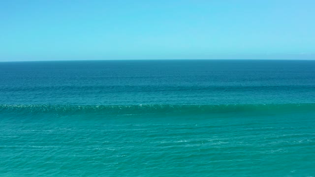 LA LAGUNA BEACH LOS CABOS MEXICO-2021: Ocean Wave Forming and Breaking Toward Shore
