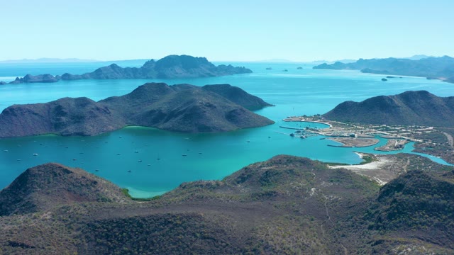 JUNCALITO BCS MEXICO-2020: Islands and Turquoise Bay with Moving Boats
