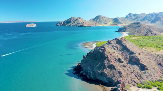 LIGUI BCS MEXICO-2020: Rocky Coastline with Turquoise Waters and Boat Wake