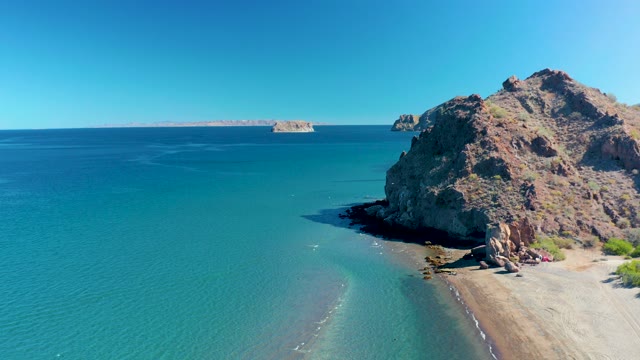 LIGUI BCS MEXICO-2020: Coastal Cliff and Sandy Beach with Turquoise Water