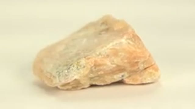 WESTMINSTER COLORADO-2015: Amazing Rotating Rare Yellow Crystal on Beige