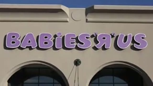 DENVER COLORADO-2015: Zoom Out From The Babies R Us Store Sign