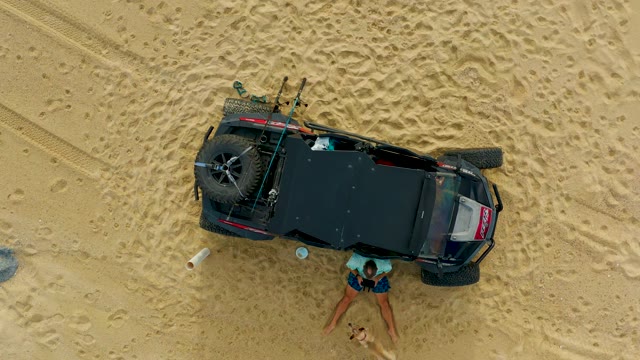 LAGUNA BEACH LOS CABOS BCS MEXICO-2021: Man Preparing Off-road Vehicle in Desert Sand