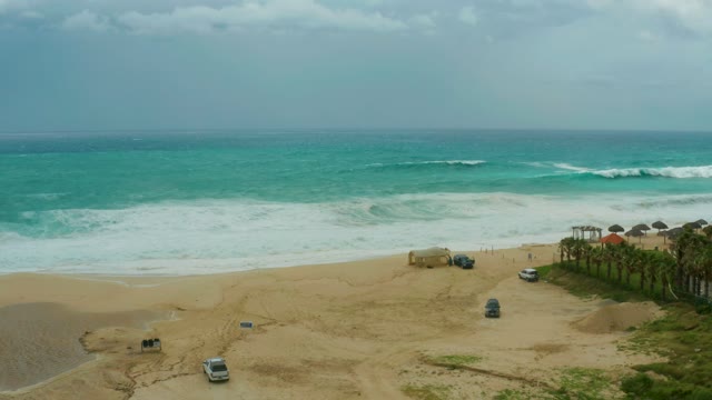 DREAMS RESORT LOS CABOS BCS MEXICO-2021: Beach with Rolling Ocean Waves and Moving Vehicles