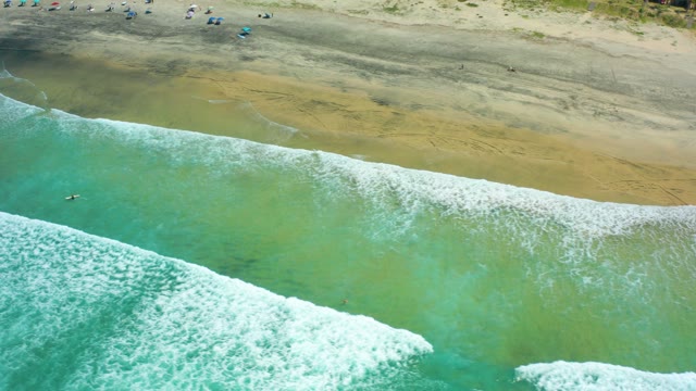 CERRITOS BEACH BCS MEXICO-2021: Waves Rolling Toward Sandy Shore with Beachgoers