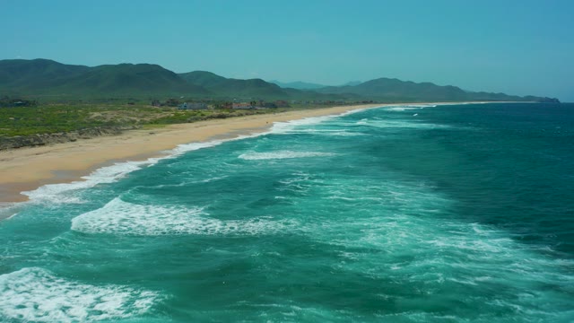 CERRITOS BEACH BCS MEXICO-2021: Ocean Waves Crashing on Sandy Shoreline