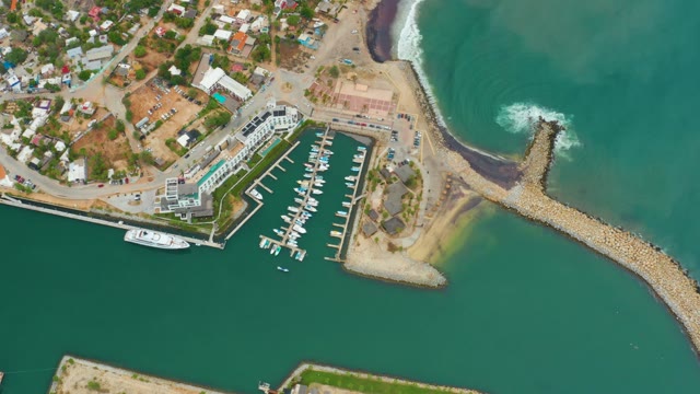 LA PLAYITA LOS CABOS MEXICO-2021: Marina with Boats and Dynamic Ocean Waves