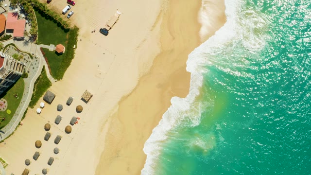 DREAMS LOS CABOS BCS MEXICO-2021: Beach with Disappearing Umbrellas and Moving Waves
