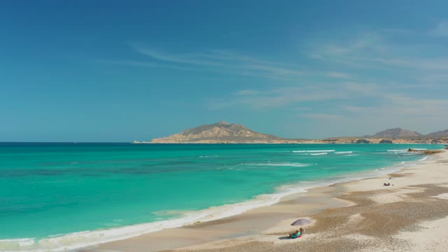 CABO PULMO BCS MEXICO-2021: Beachgoer and Umbrella Disappear As Waves Roll in