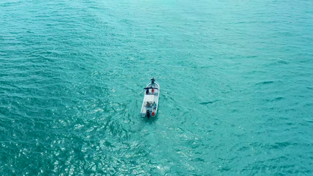 MARQUIS LOS CABOS BCS MEXICO-2021: Small Boat Moving Through Turquoise Ocean Water