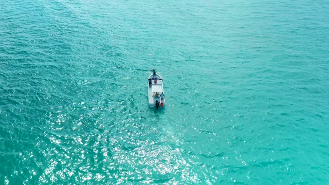 MARQUIS LOS CABOS BCS MEXICO-2021: Small Boat Creating Wake in Clear Turquoise Water