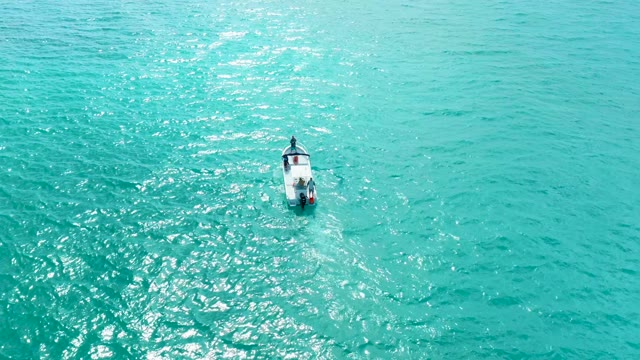 MARQUIS LOS CABOS BCS MEXICO-2021: Boat Moving Through Turquoise Ocean