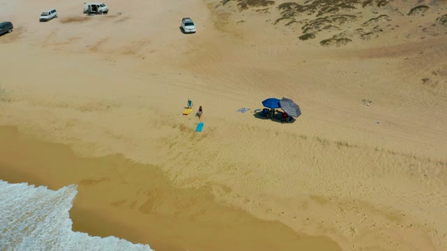 SHIPWRECKS LOS CABOS BCS MEXICO-2021: Beachgoers Walking As Ocean Waves Advance