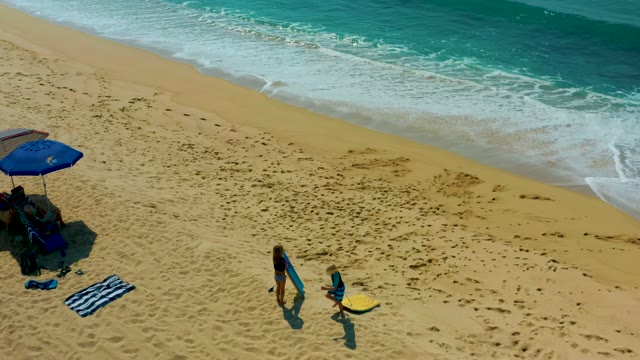 SHIPWRECKS LOS CABOS BCS MEXICO-2021: Beachgoers Departing As Waves Roll In