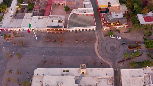 SAN JOSE DEL CABO MEXICO-2021: Town Square Roundabout with Waving Flag and Moving Vehicles